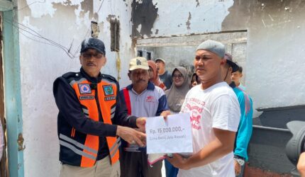 Tinjau Lokasi Kebakaran di Pasar Kambang, Bupati Hendrajoni Bantu Korban Rp15 Juta dan Sembako
