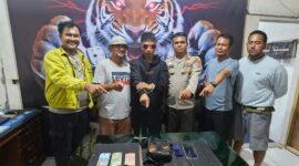 Pelaku pencurian berinisial ASG saat diamankan di Mapolsek Ranah Pesisir, Pesisir Selatan.
