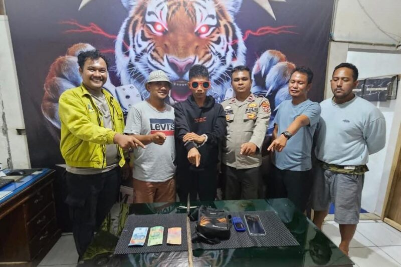 Pelaku pencurian berinisial ASG saat diamankan di Mapolsek Ranah Pesisir, Pesisir Selatan.