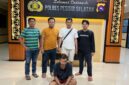 Seorang pedagang berinisal AI (29) saat diamankan di Mapolres Pesisir Selatan usai digerebek di Kampung Cimpu, Surantih, Selasa malam (13/5/2025).
