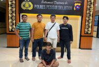 Seorang pedagang berinisal AI (29) saat diamankan di Mapolres Pesisir Selatan usai digerebek di Kampung Cimpu, Surantih, Selasa malam (13/5/2025).
