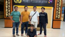 Seorang pedagang berinisal AI (29) saat diamankan di Mapolres Pesisir Selatan usai digerebek di Kampung Cimpu, Surantih, Selasa malam (13/5/2025).
