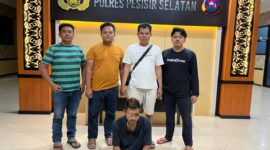 Seorang pedagang berinisal AI (29) saat diamankan di Mapolres Pesisir Selatan usai digerebek di Kampung Cimpu, Surantih, Selasa malam (13/5/2025).
