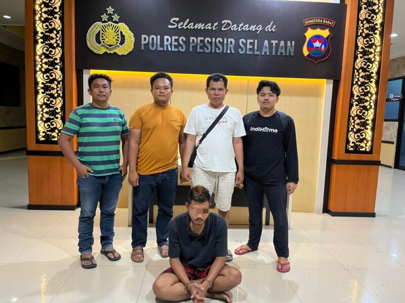 Seorang pedagang berinisal AI (29) saat diamankan di Mapolres Pesisir Selatan usai digerebek di Kampung Cimpu, Surantih, Selasa malam (13/5/2025).
