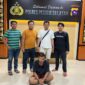 Seorang pedagang berinisal AI (29) saat diamankan di Mapolres Pesisir Selatan usai digerebek di Kampung Cimpu, Surantih, Selasa malam (13/5/2025).
