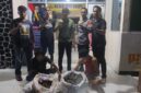 Dua terduga pelaku pencurian getah gambir saat diamankan di Mapolsek Lengayang, Rabu (14/5/2025) malam.
