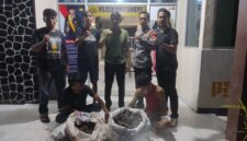 Dua terduga pelaku pencurian getah gambir saat diamankan di Mapolsek Lengayang, Rabu (14/5/2025) malam.
