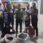 Dua terduga pelaku pencurian getah gambir saat diamankan di Mapolsek Lengayang, Rabu (14/5/2025) malam.
