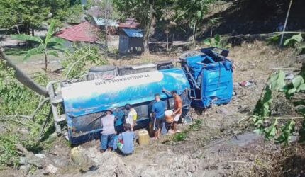 Diduga Rem Blong, Truk Tangki Solar Nyungsep Masuk Jurang di Bukit Ransam Painan