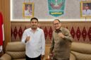 Wakil Gubernur Sumatera Barat, Vasko Ruseimy (kiri) menerima kunjungan Anggota DPRD Pesisir Selatan, Novermal (kanan) di rumah dinas Wakil Gubernur di Padang, Kamis (15/5/2025) malam.