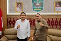 Wakil Gubernur Sumatera Barat, Vasko Ruseimy (kiri) menerima kunjungan Anggota DPRD Pesisir Selatan, Novermal (kanan) di rumah dinas Wakil Gubernur di Padang, Kamis (15/5/2025) malam.