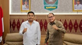 Wakil Gubernur Sumatera Barat, Vasko Ruseimy (kiri) menerima kunjungan Anggota DPRD Pesisir Selatan, Novermal (kanan) di rumah dinas Wakil Gubernur di Padang, Kamis (15/5/2025) malam.