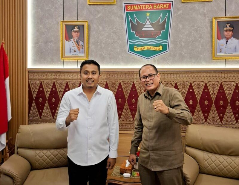 Wakil Gubernur Sumatera Barat, Vasko Ruseimy (kiri) menerima kunjungan Anggota DPRD Pesisir Selatan, Novermal (kanan) di rumah dinas Wakil Gubernur di Padang, Kamis (15/5/2025) malam.