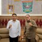 Wakil Gubernur Sumatera Barat, Vasko Ruseimy (kiri) menerima kunjungan Anggota DPRD Pesisir Selatan, Novermal (kanan) di rumah dinas Wakil Gubernur di Padang, Kamis (15/5/2025) malam.