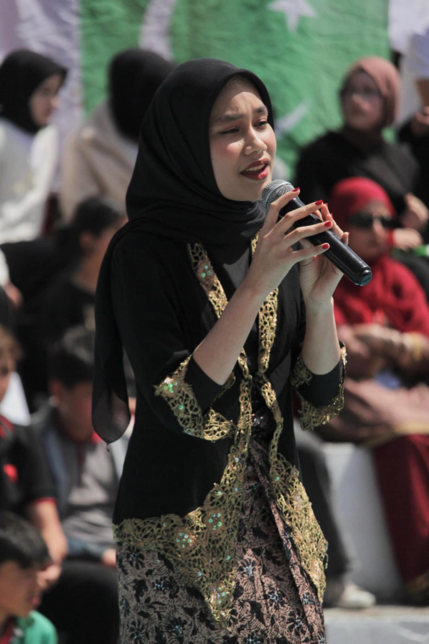 Amanda Putri saat menyanyi lagu Langkisau di Kota Sakaria, Turki