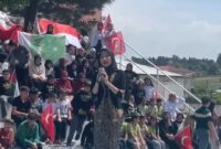 Tangkapan layar saat Amanda Putri menyanyikan lagu Langkisau di Kota Sakaria, Turki