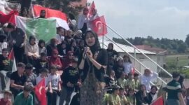 Tangkapan layar saat Amanda Putri menyanyikan lagu Langkisau di Kota Sakaria, Turki