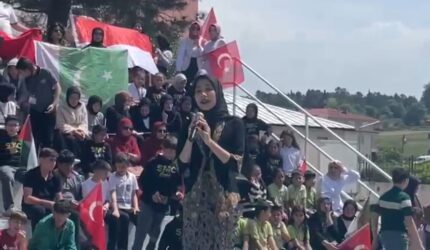 Bikin Bangga! Bawakan Lagu Langkisau, Mahasiswi Pessel ini Tampil Memukau di Turki