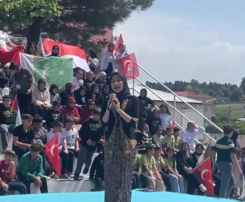 Tangkapan layar saat Amanda Putri menyanyikan lagu Langkisau di Kota Sakaria, Turki