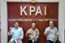 Anggota DPRD Sumatera Barat Donizar (tengah)