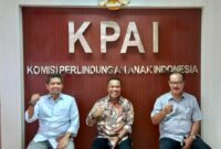 Anggota DPRD Sumatera Barat Donizar (tengah)