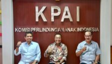 Anggota DPRD Sumatera Barat Donizar (tengah)