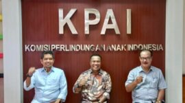 Anggota DPRD Sumatera Barat Donizar (tengah)