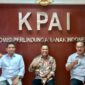 Anggota DPRD Sumatera Barat Donizar (tengah)