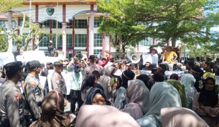 Ratusan Nelayan Air Haji Gelar Aksi Damai di Depan Kantor DPRD Pesisir Selatan