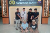 Dua tersangka kasus penyalahgunaan narkotika jenis sabu saat diamankan di Mapolres Pesisir Selatan, Selasa (10/6/2025). (Foto: Humas Polres Pessel)