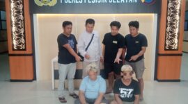 Dua tersangka kasus penyalahgunaan narkotika jenis sabu saat diamankan di Mapolres Pesisir Selatan, Selasa (10/6/2025). (Foto: Humas Polres Pessel)