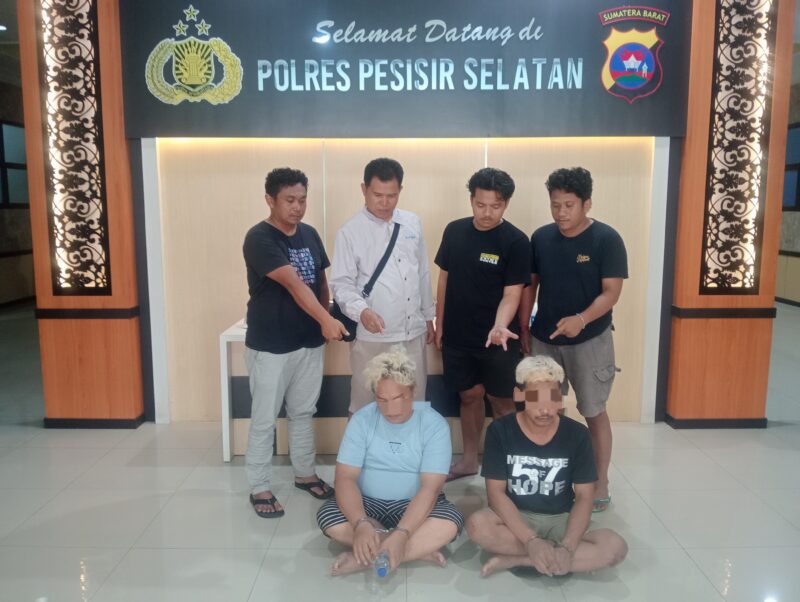 Dua tersangka kasus penyalahgunaan narkotika jenis sabu saat diamankan di Mapolres Pesisir Selatan, Selasa (10/6/2025). (Foto: Humas Polres Pessel)