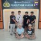 Dua tersangka kasus penyalahgunaan narkotika jenis sabu saat diamankan di Mapolres Pesisir Selatan, Selasa (10/6/2025). (Foto: Humas Polres Pessel)