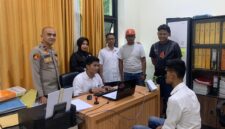 Petugas Unit PPA Sat Reskrim Polres Pesisir Selatan saat melakukan pemeriksaan terhadap terduga pelaku AAY dalam kasus dugaan persetubuhan terhadap anak di bawah umur. (Dok. Polres Pessel)
