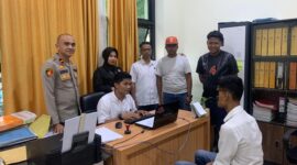 Petugas Unit PPA Sat Reskrim Polres Pesisir Selatan saat melakukan pemeriksaan terhadap terduga pelaku AAY dalam kasus dugaan persetubuhan terhadap anak di bawah umur. (Dok. Polres Pessel)
