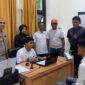 Petugas Unit PPA Sat Reskrim Polres Pesisir Selatan saat melakukan pemeriksaan terhadap terduga pelaku AAY dalam kasus dugaan persetubuhan terhadap anak di bawah umur. (Dok. Polres Pessel)
