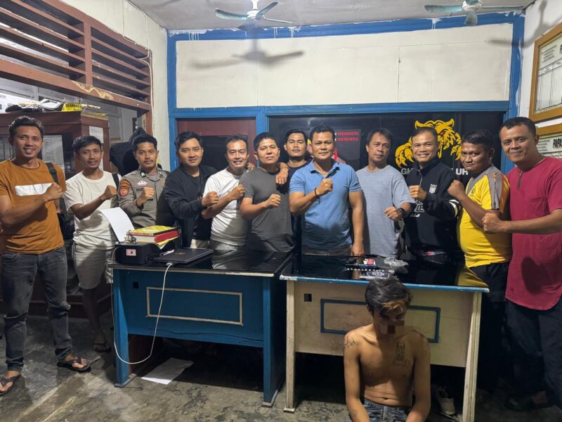 Pelaku FUP (23) saat diamankan di Mapolsek Pancung Soal usai ditangkap atas dugaan penyalahgunaan narkotika jenis sabu.