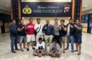 Dua terduga pengedar sabu di Bayang saat diamankan Satresnarkoba di Mapolres Pesisir Selatan. (Foto: Humas Polres Pessel)
