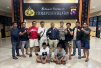 Dua terduga pengedar sabu di Bayang saat diamankan Satresnarkoba di Mapolres Pesisir Selatan. (Foto: Humas Polres Pessel)
