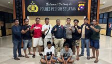 Dua terduga pengedar sabu di Bayang saat diamankan Satresnarkoba di Mapolres Pesisir Selatan. (Foto: Humas Polres Pessel)
