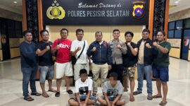 Dua terduga pengedar sabu di Bayang saat diamankan Satresnarkoba di Mapolres Pesisir Selatan. (Foto: Humas Polres Pessel)
