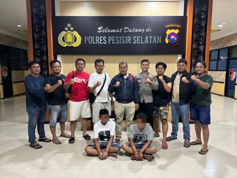 Dua terduga pengedar sabu di Bayang saat diamankan Satresnarkoba di Mapolres Pesisir Selatan. (Foto: Humas Polres Pessel)
