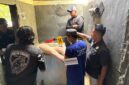 Rekonstruksi kasus pembunuhan sadis warga Sutera digelar di Bukit Ransam, Kamis (12/6/2025). Tersangka BS alias Bobi memperagakan 16 adegan mulai dari pembunuhan hingga penyembunyian jasad korban.
