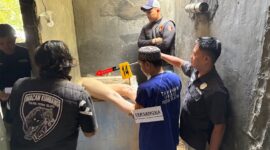 Rekonstruksi kasus pembunuhan sadis warga Sutera digelar di Bukit Ransam, Kamis (12/6/2025). Tersangka BS alias Bobi memperagakan 16 adegan mulai dari pembunuhan hingga penyembunyian jasad korban.
