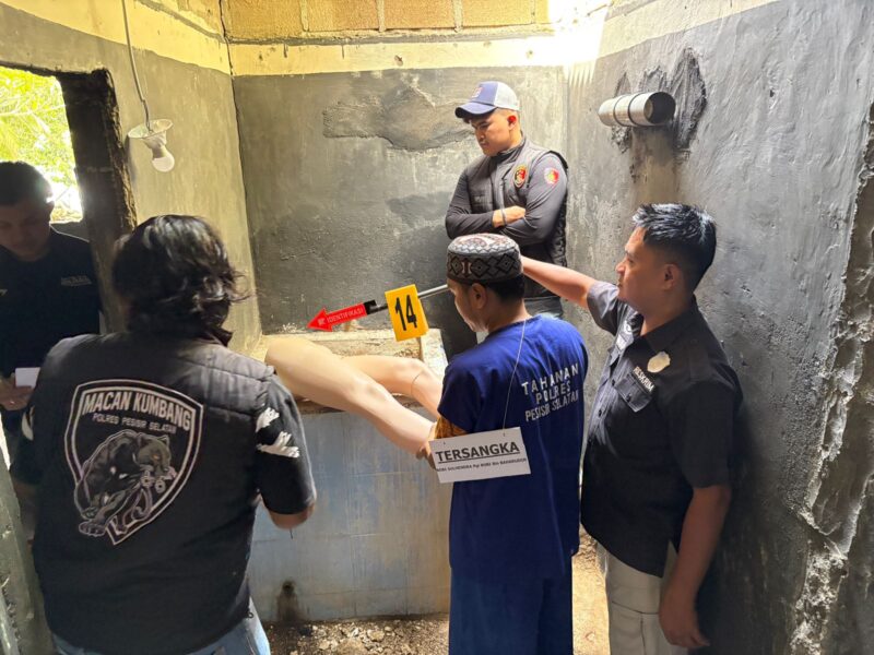 Rekonstruksi kasus pembunuhan sadis warga Sutera digelar di Bukit Ransam, Kamis (12/6/2025). Tersangka BS alias Bobi memperagakan 16 adegan mulai dari pembunuhan hingga penyembunyian jasad korban.
