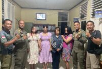 4 wanita saat diamankan di Kantor Satpol PP dan Damkar Pesisir Selatan dalam operasi penertiban penyakit masyarakat di Balai Selasa, Kecamatan Ranah Pesisir pada Kamis (12/6/2025) malam