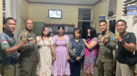 4 wanita saat diamankan di Kantor Satpol PP dan Damkar Pesisir Selatan dalam operasi penertiban penyakit masyarakat di Balai Selasa, Kecamatan Ranah Pesisir pada Kamis (12/6/2025) malam
