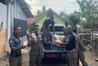 Petugas Satpol PP dan Damkar Pesisir Selatan saat mengamankan barang bukti puluhan liter tuak dalam razia peredaran minuman keras, Kamis (12/6/2025).