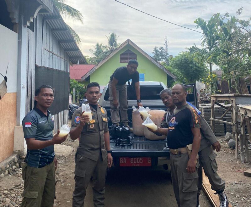 Petugas Satpol PP dan Damkar Pesisir Selatan saat mengamankan barang bukti puluhan liter tuak dalam razia peredaran minuman keras, Kamis (12/6/2025).