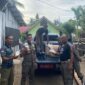 Petugas Satpol PP dan Damkar Pesisir Selatan saat mengamankan barang bukti puluhan liter tuak dalam razia peredaran minuman keras, Kamis (12/6/2025).